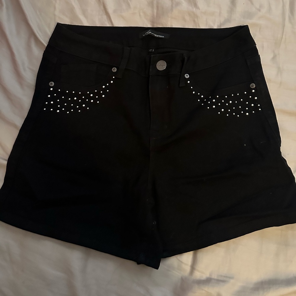 Fun cute shorts with a little bling in the wrong.Size M-L